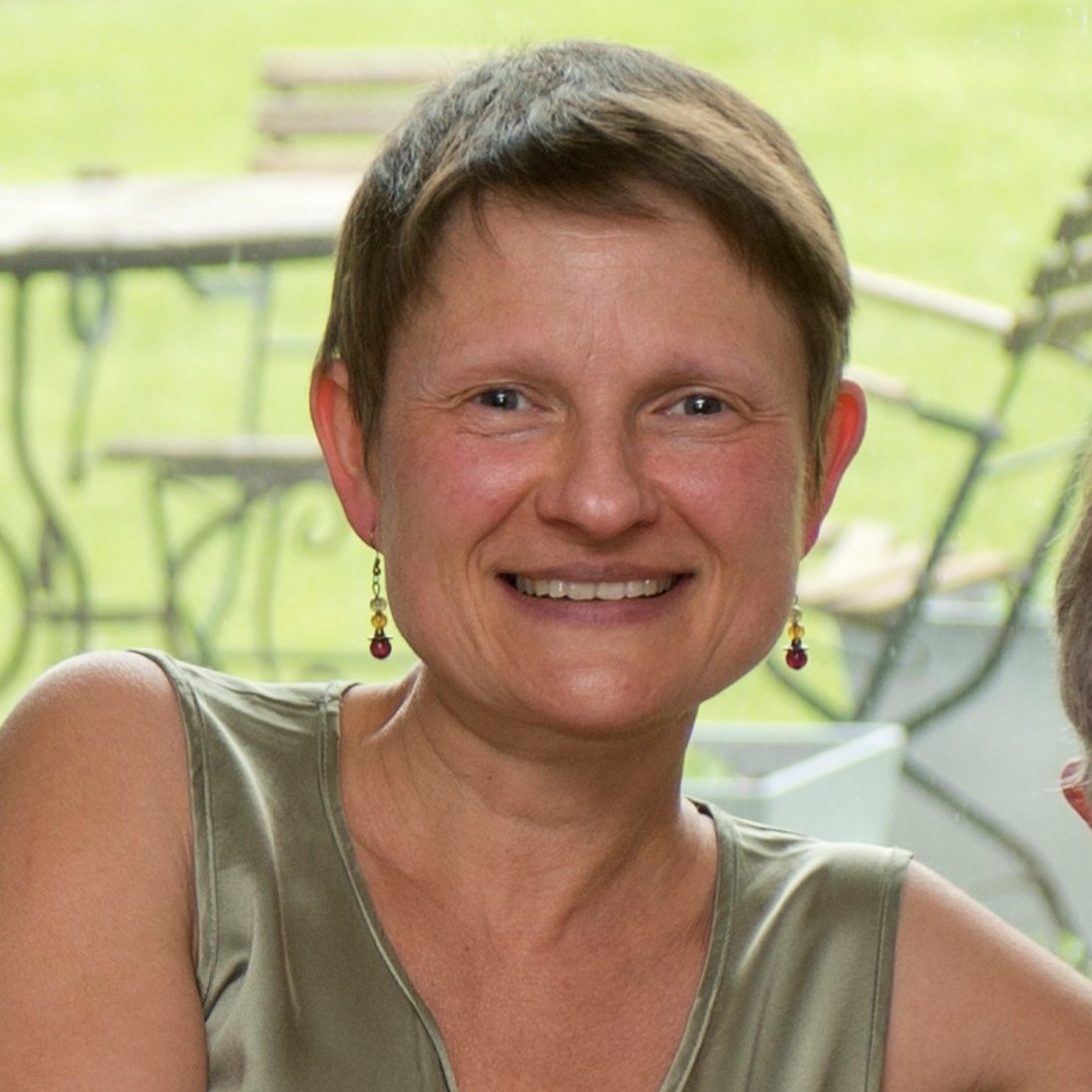Profielfoto van Kristel Claesen, bezielster van Klankdruppels, met glimlach.