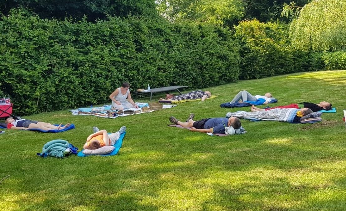 Yoga nidra groepssessie in de tuin